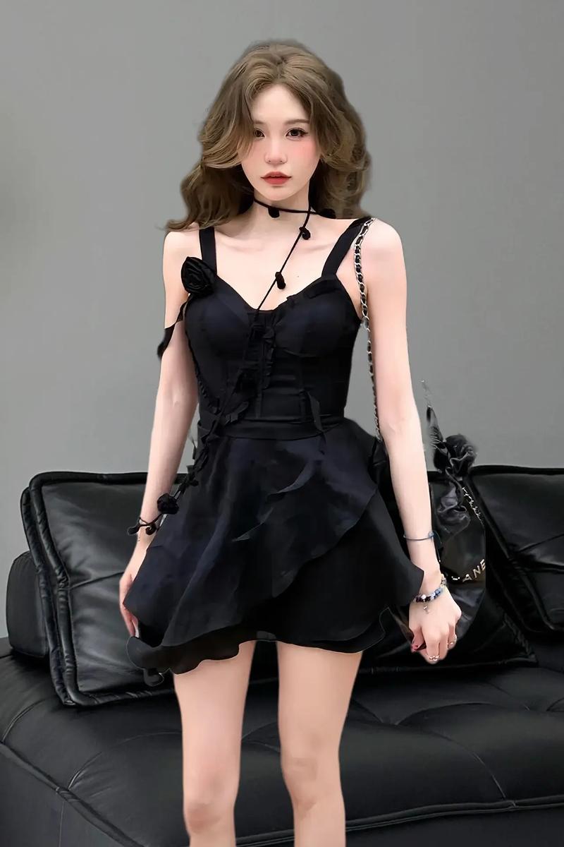 黑吊带长裙配什么上衣图片_外套混搭时尚满分 黑吊带长裙配什么上衣图片_外套混搭时尚满分