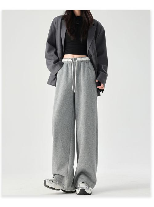 灰色运动裤可以搭配衬衫吗_浅灰运动裤百搭，通勤休闲皆宜！