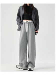 灰色运动裤可以搭配衬衫吗_浅灰运动裤百搭，通勤休闲皆宜！