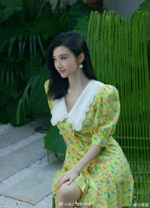 黄色配绿色裙子的搭配_夏日黄绿搭配穿搭指南，吸睛又时尚！