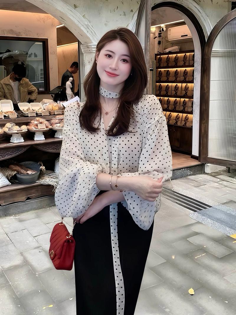波点上衣搭配图片_复古浪漫，气质尽显！
