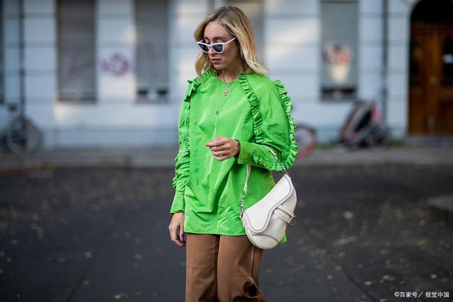 深绿色机车短外套配什么裤子_深绿机车外套配裤，时尚百搭，显瘦又吸睛