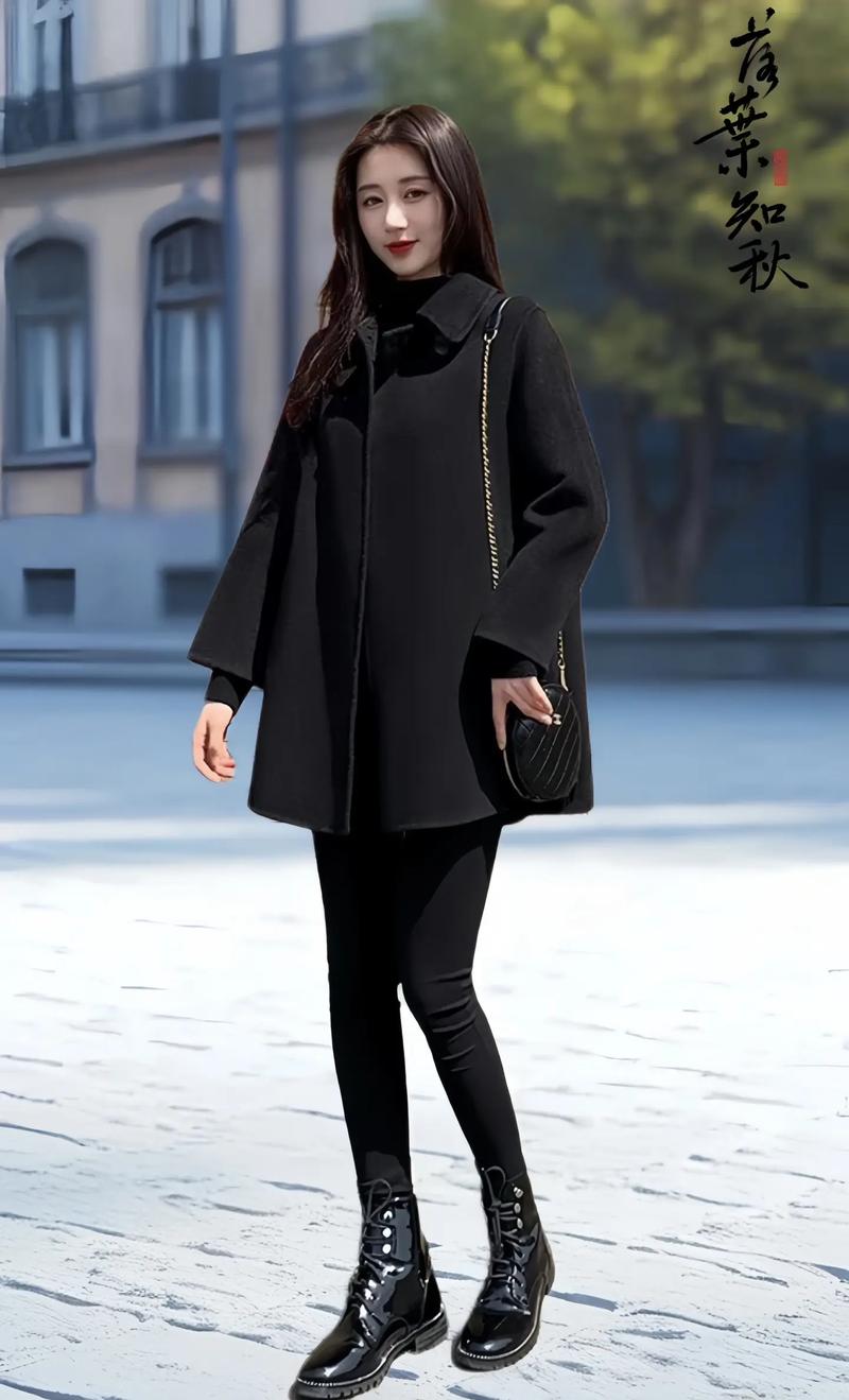 女黑色大衣搭配什么颜色包_经典亮色与质感大地色，个性包更出彩