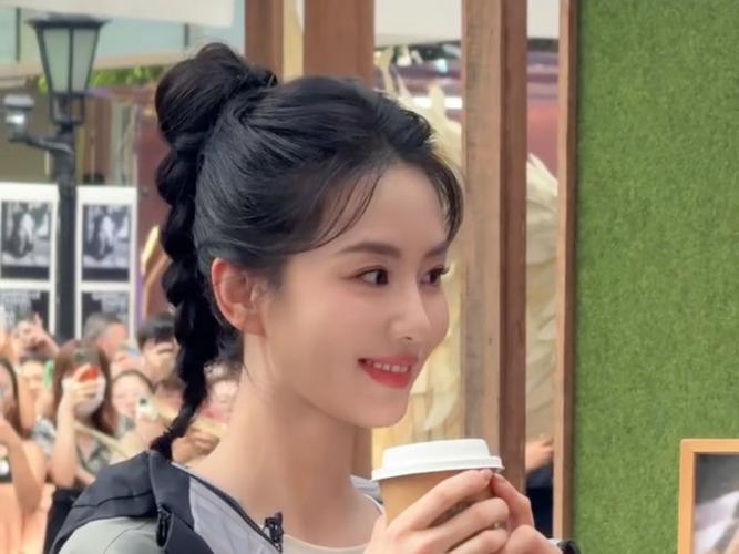 高马尾麻花辫扎法图解_高马尾麻花辫教程，时尚精致又好学