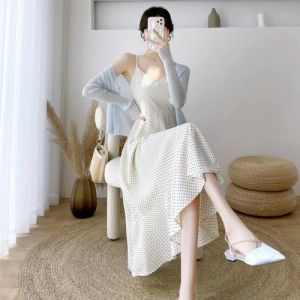 波点吊带连衣裙搭配技巧_复古摩登，百变穿搭