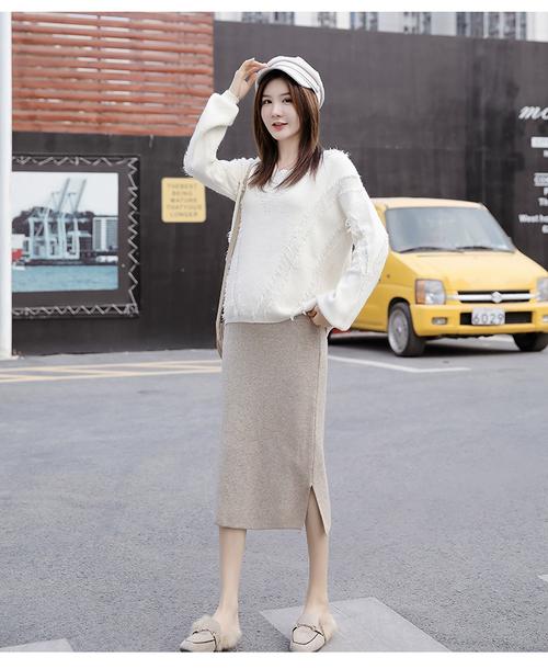 毛线包臀裙配什么上衣好看_毛衣配毛线包臀裙，温柔显高挑，时尚又慵懒