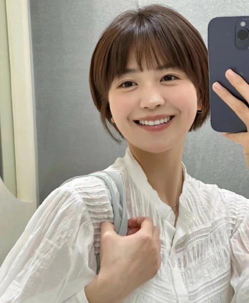 酒窝发发型图片_秋季流行新发型,修饰脸型显气质! 酒窝发发型图片_秋季流行新发型,修饰脸型显气质!