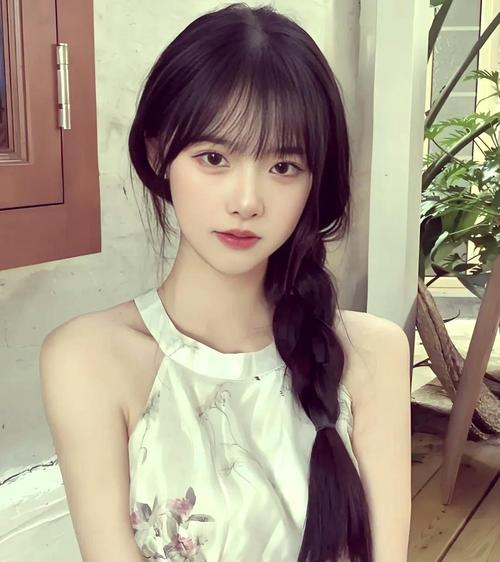 瓜子脸最佳发型女图片_瓜子脸发型怎么选？侧分中分有层次显气质