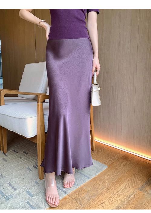 缎面半裙搭配什么鞋子_缎面半裙搭凉鞋德训鞋,时尚又舒适! 缎面半裙搭配什么鞋子_缎面半裙搭凉鞋德训鞋,时尚又舒适!