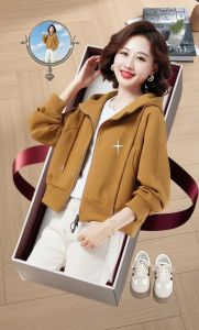 带帽卫衣搭配图片_连帽卫衣配外套，V领大翻领显高级，秋冬混搭有型