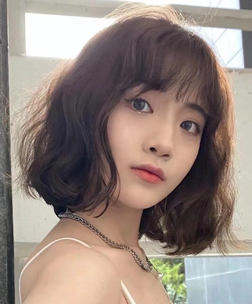 45岁圆脸显年轻的发型_45岁圆脸女新发型，显年轻又优雅！