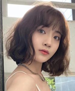 45岁圆脸显年轻的发型_45岁圆脸女新发型，显年轻又优雅！