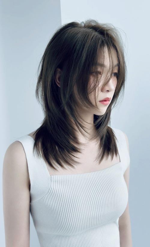 层次感锁骨发+法式刘海图片_层次锁骨发配法式刘海，时尚减龄又显瘦