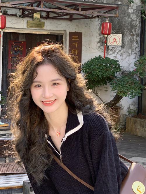 额头窄适合什么发型女图片_空气刘海+羊毛卷，修饰窄额头显脸长