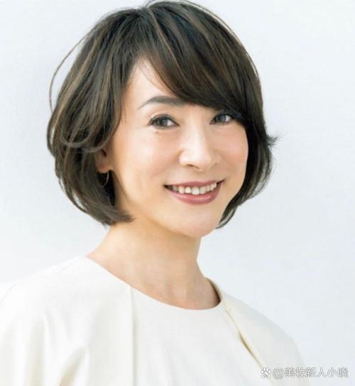 五十岁圆脸女人最佳发型_拉长修饰显气质