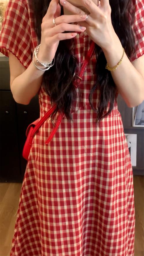 红色格子裙搭配图片_红色格子裙 百搭显瘦 时尚百搭