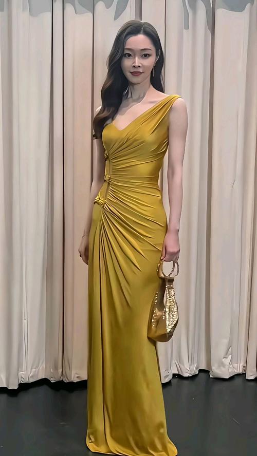 黄色吊带裙配什么颜色外搭_色彩碰撞个性,巧用配饰显风格 黄色吊带裙配什么颜色外搭_色彩碰撞个性,巧用配饰显风格