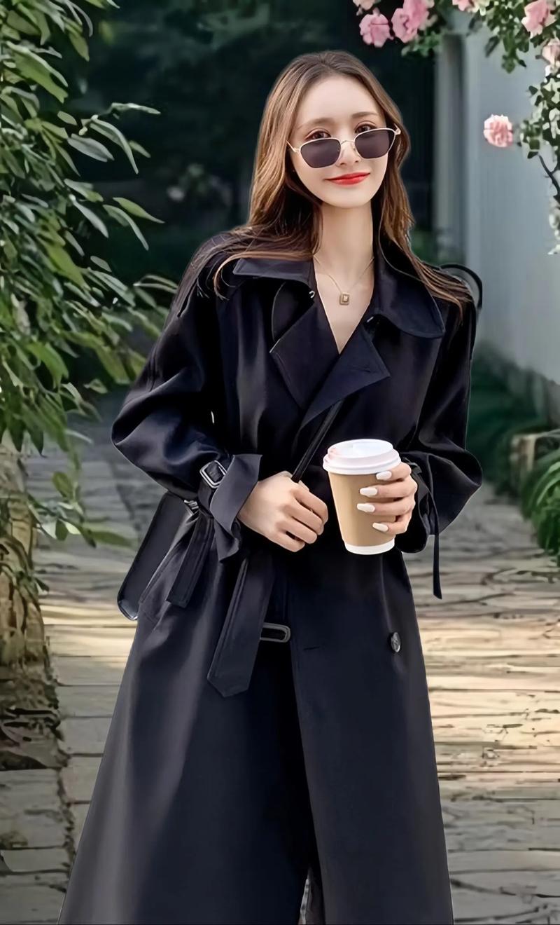 女士过膝黑色风衣搭配图片_百搭时尚，穿出秋冬多变风格