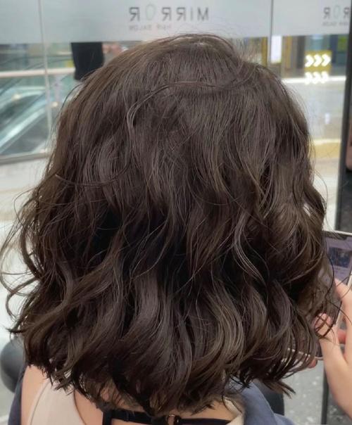 短头发烫卷发发型图片_烫卷发修饰脸型，气质百搭不挑脸型