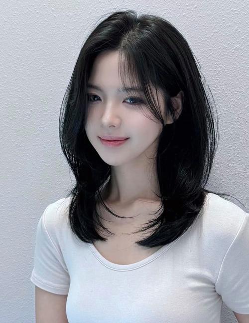 烫头发内扣发型图片_百搭优雅，修饰脸型