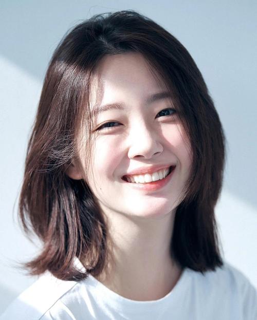 瓜子脸最佳发型女图片_瓜子脸发型怎么选？侧分中分有层次显气质