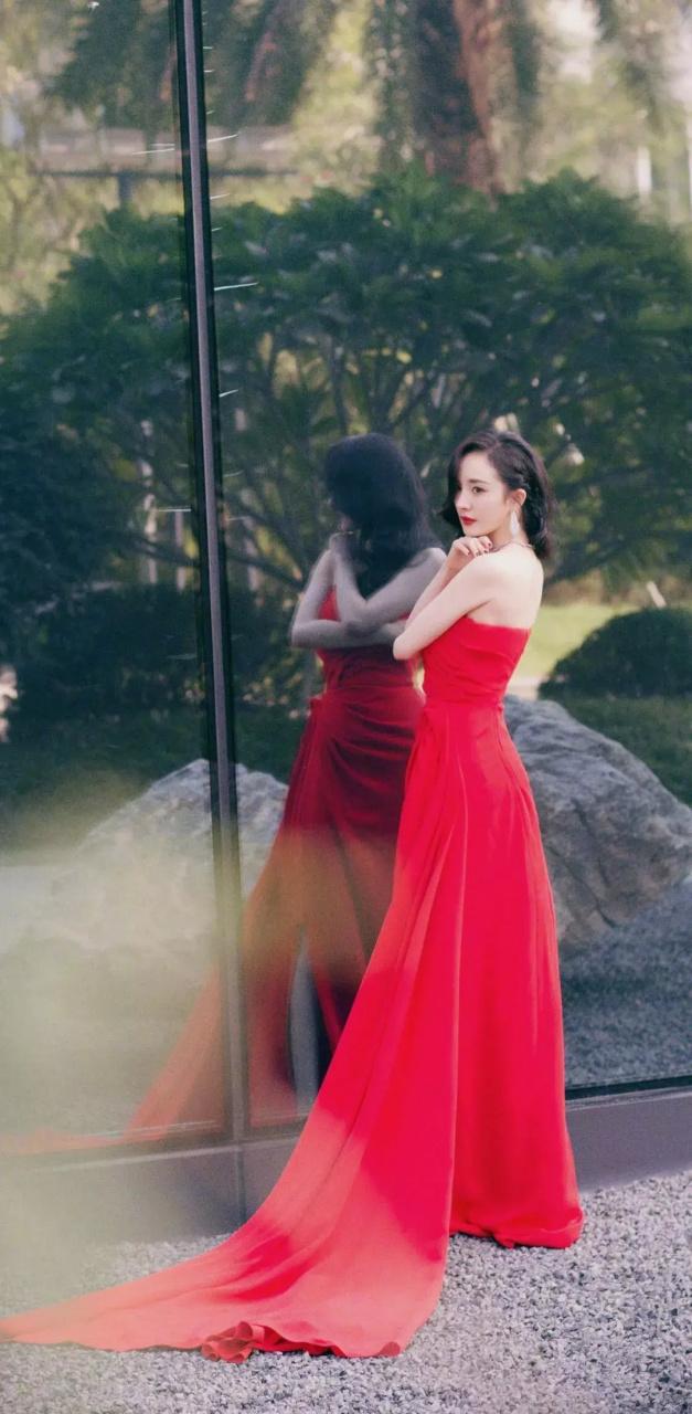 咖色鞋子配红色裙子_红色配咖色鞋,吸睛又时尚! 咖色鞋子配红色裙子_红色配咖色鞋,吸睛又时尚!