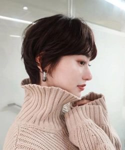 瓜子脸适合的发型图_侧分显精致，巧用刘海塑轮廓