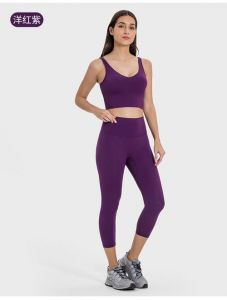 紫色瑜伽裤配黄色上衣好看吗_黄上衣配紫瑜伽裤，粉裤搭白衣蓝，时尚又个性