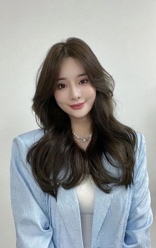 女款头发型图片_贝雷帽配编发教程,森女系时尚造型 女款头发型图片_贝雷帽配编发教程,森女系时尚造型