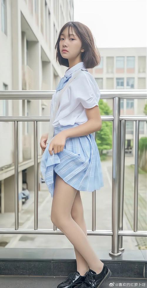 小白鞋配丝袜百褶裙好看吗_小白鞋配丝袜百褶裙,青春减龄时尚搭! 小白鞋配丝袜百褶裙好看吗_小白鞋配丝袜百褶裙,青春减龄时尚搭!