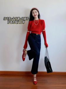 酒红色直筒裤配什么颜色毛衣_百搭同色撞色都好看