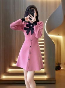 粉色连衣裙配什么外套_粉色连衣裙怎么搭不幼稚不土气？