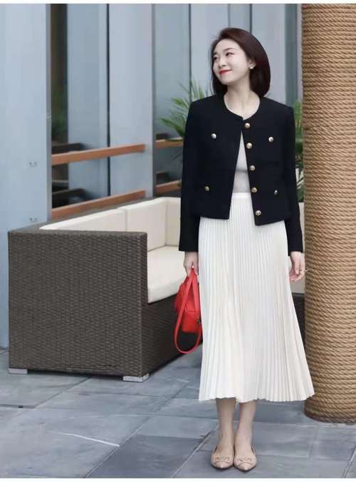 百褶裙最佳搭配鞋子_百褶裙百搭时尚，风衣外套显气质！