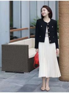 百褶裙最佳搭配鞋子_百褶裙百搭时尚，风衣外套显气质！