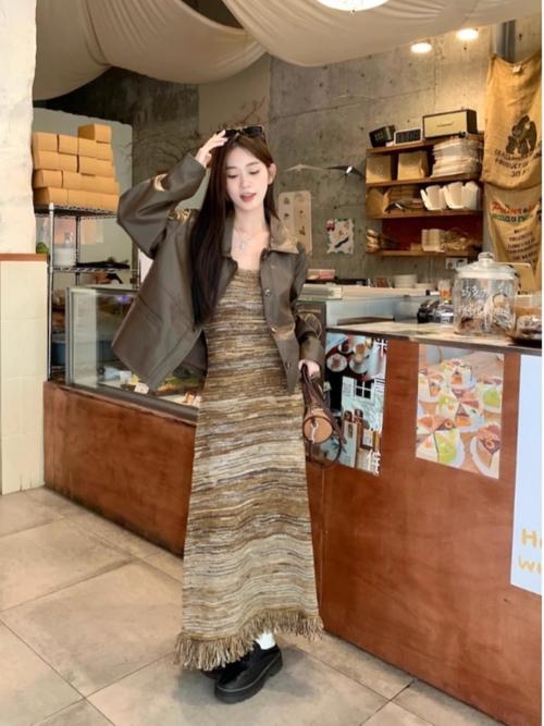 棕色裙子最佳颜色搭配图_棕色裙子显气质，秋季显瘦时尚搭