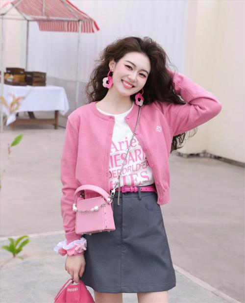 紫色外套能搭配粉色短裙吗_薰衣草紫外套搭粉裙,甜美显气质! 紫色外套能搭配粉色短裙吗_薰衣草紫外套搭粉裙,甜美显气质!