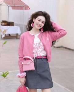 紫色外套能搭配粉色短裙吗_薰衣草紫外套搭粉裙,甜美显气质!