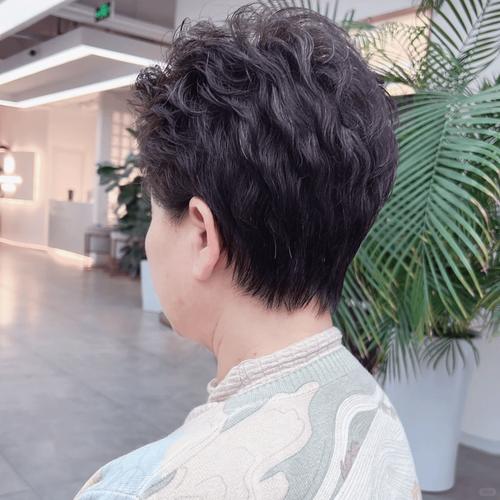 中老年女士烫发短发发型图片_中年女性烫发,解决扁塌显年轻 中老年女士烫发短发发型图片_中年女性烫发,解决扁塌显年轻