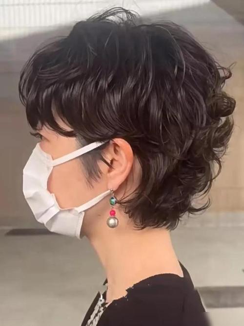 中老年烫发短发发型_中老年烫发变蓬松，选对发型显年轻