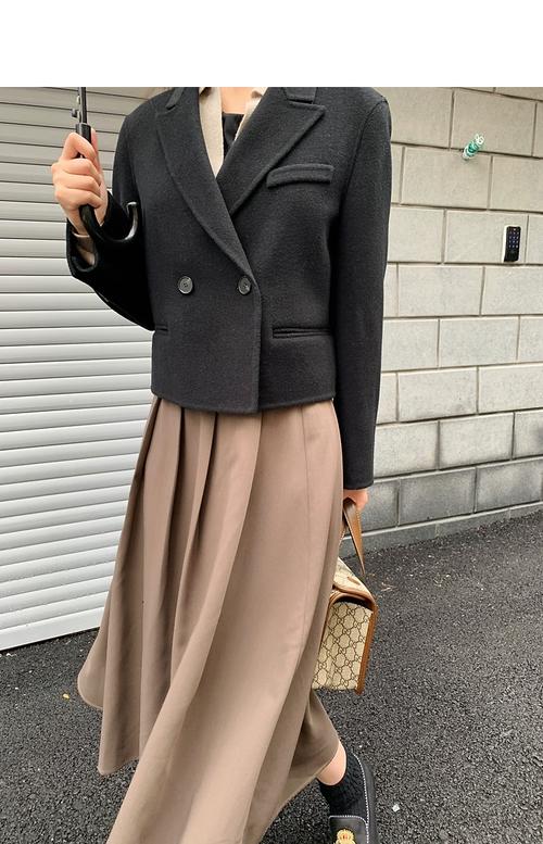 咖色呢子半裙搭配什么颜色上衣_秋冬百搭王，穿出时尚感！