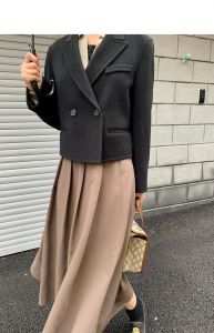 咖色呢子半裙搭配什么颜色上衣_秋冬百搭王，穿出时尚感！