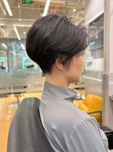 后脑勺特别平女生发型_层次短发修饰后脑勺,丸子头更圆润,蓬松发型显自信,简单技巧打造美