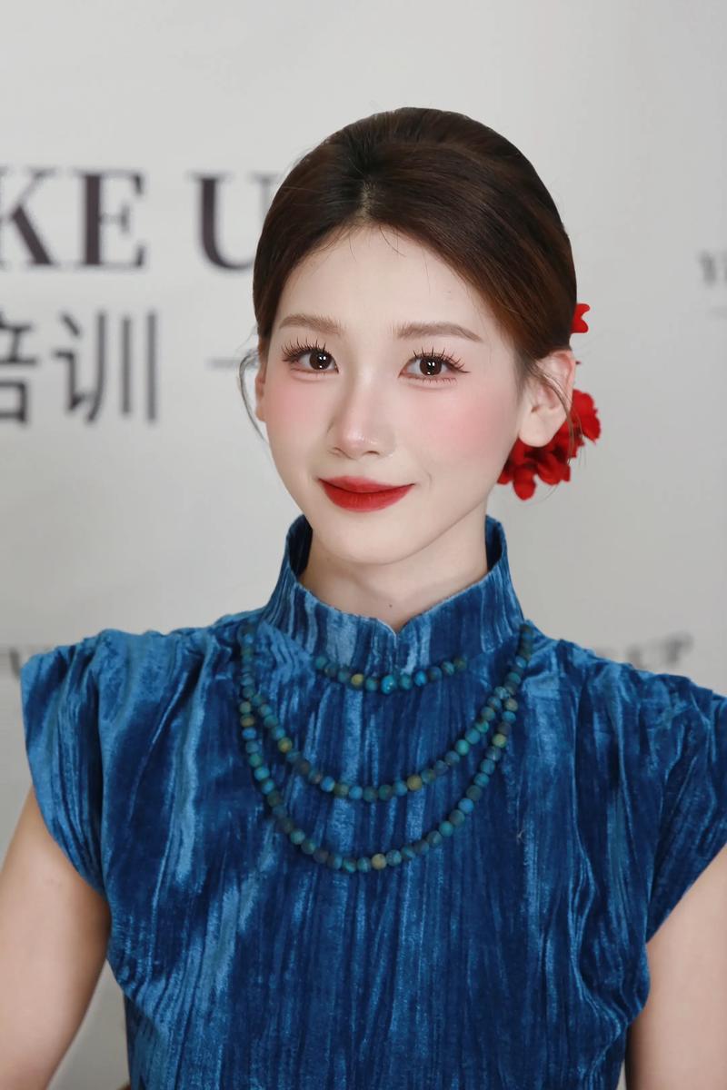 中式新娘发型步骤图解_简约古风盘发，展现东方美