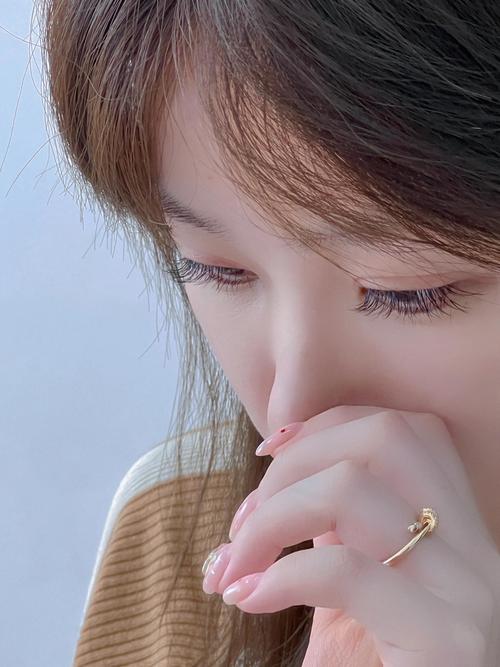 女生突然开始长下睫毛_睫毛长不长？遗传饮食激素都重要！