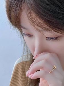 女生突然开始长下睫毛_睫毛长不长？遗传饮食激素都重要！