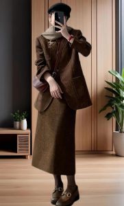 高雅灰羊毛裙配什么鞋子_灰裙黑鞋显优雅，羊毛裙搭靴子更时尚