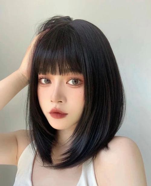 黑色齐肩发型图片女_减龄显嫩修饰脸，打理简单百搭