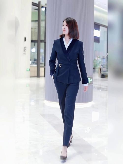 藏青色西服最佳颜色搭配图_米白温柔暖棕复古浅灰高级，亮色惊艳！