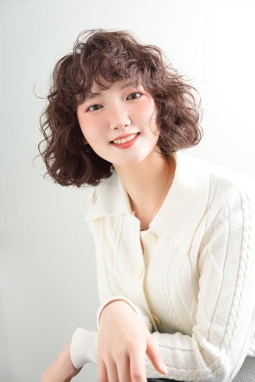 烫头发的发型图片女新款_2023烫发流行全头短发留长，变美就选它！