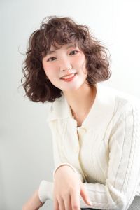 烫头发的发型图片女新款_2023烫发流行全头短发留长，变美就选它！